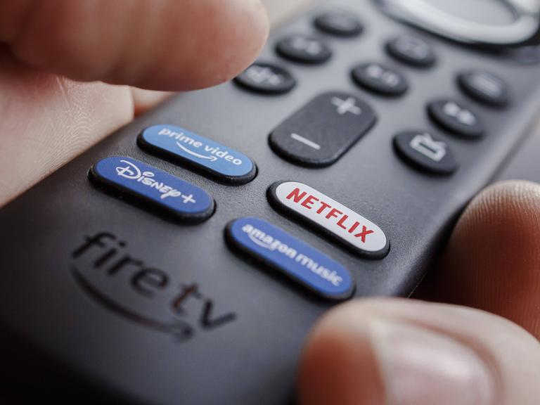 Fernbedienung Amazon Fire TV. Berlin, 05.01.2022 Berlin Deutschland *** Remote control Amazon Fire TV Berlin, 05 01 2022 Fernbedienung Amazon Fire TV. Berlin, 05.01.2022 Berlin Deutschland *** Remote control Amazon Fire TV Berlin, 05 01 2022