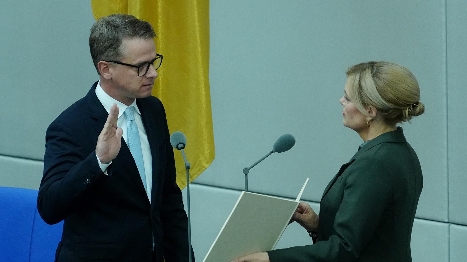 Carsten Linnemann (CDU, l), Bundesminister für Gesundheit, wird zu Beginn der Sitzung des Bundestages von Julia Klöckner (CDU), Bundestagspräsidentin, vereidigt. Carsten Linnemann (CDU, l), Bundesminister für Gesundheit, wird zu Beginn der Sitzung des Bundestages von Julia Klöckner (CDU), Bundestagspräsidentin, vereidigt.