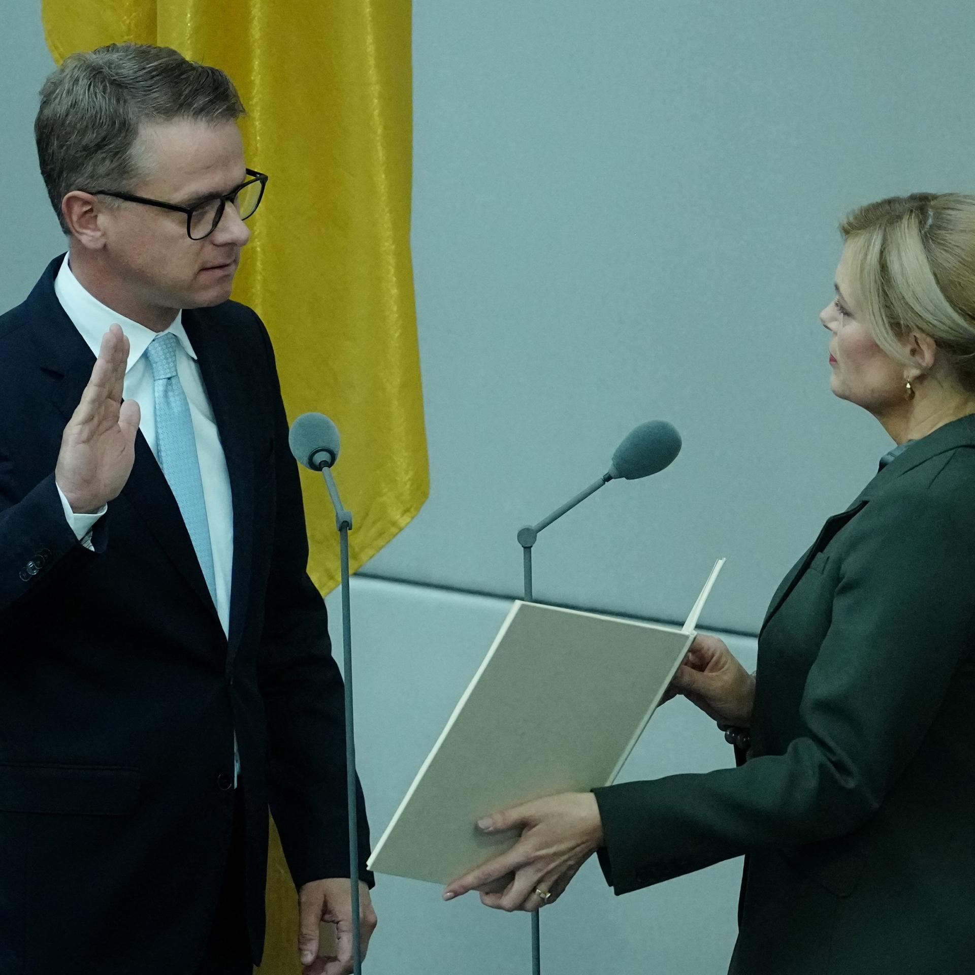 Carsten Linnemann (CDU, l), Bundesminister für Gesundheit, wird zu Beginn der Sitzung des Bundestages von Julia Klöckner (CDU), Bundestagspräsidentin, vereidigt.