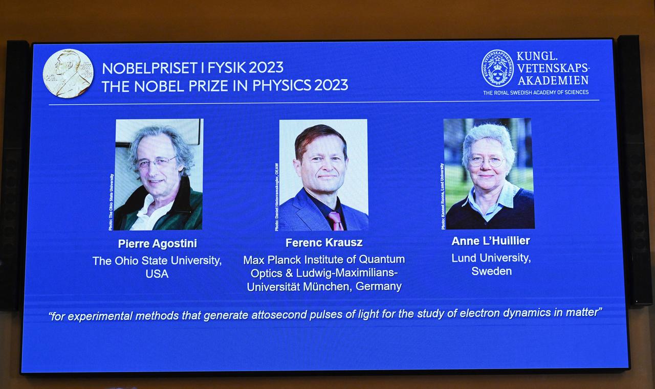 Ein Screenshot einer Video-Übertragung mit den Bildern der Nobelpreis-Träger Pierre Agostini, Ferenc Krausz und Anne L'Huillier. 