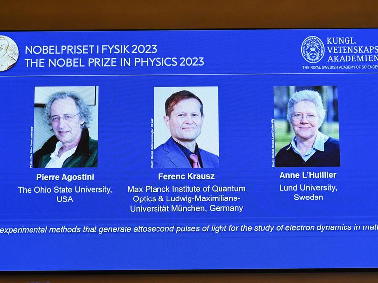 Ein Screenshot einer Video-Übertragung mit den Bildern der Nobelpreis-Träger Pierre Agostini, Ferenc Krausz und Anne L'Huillier. 