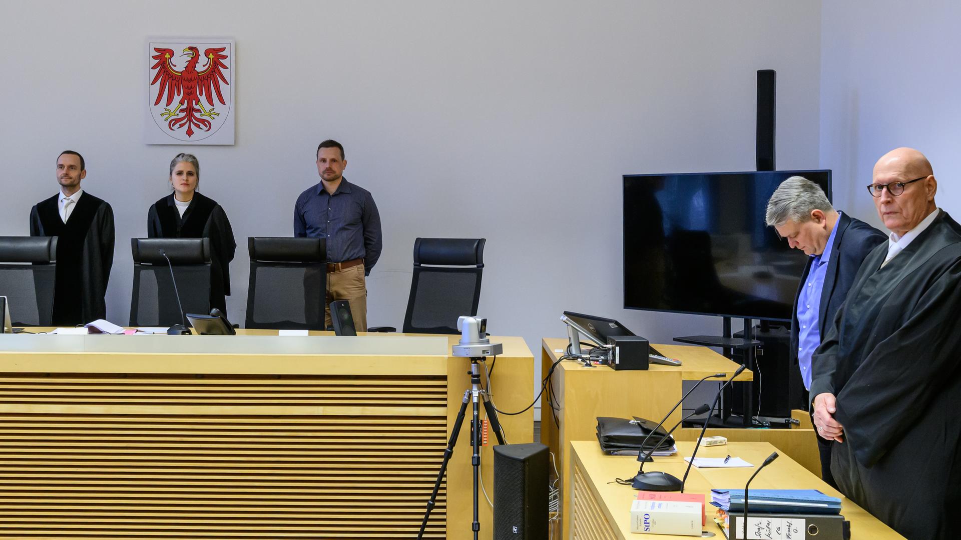 Wilko Möller (2.v.r.), AfD-Landtagsabgeordneter und Vorsitzender der AfD Frankfurt (Oder), steht neben seinem Verteidiger Hans-Christoph Jahr (r) am Landgericht Frankfurt (Oder) wegen des Vorwurfs der Verwendung öffentlich verbotener Kennzeichen. 