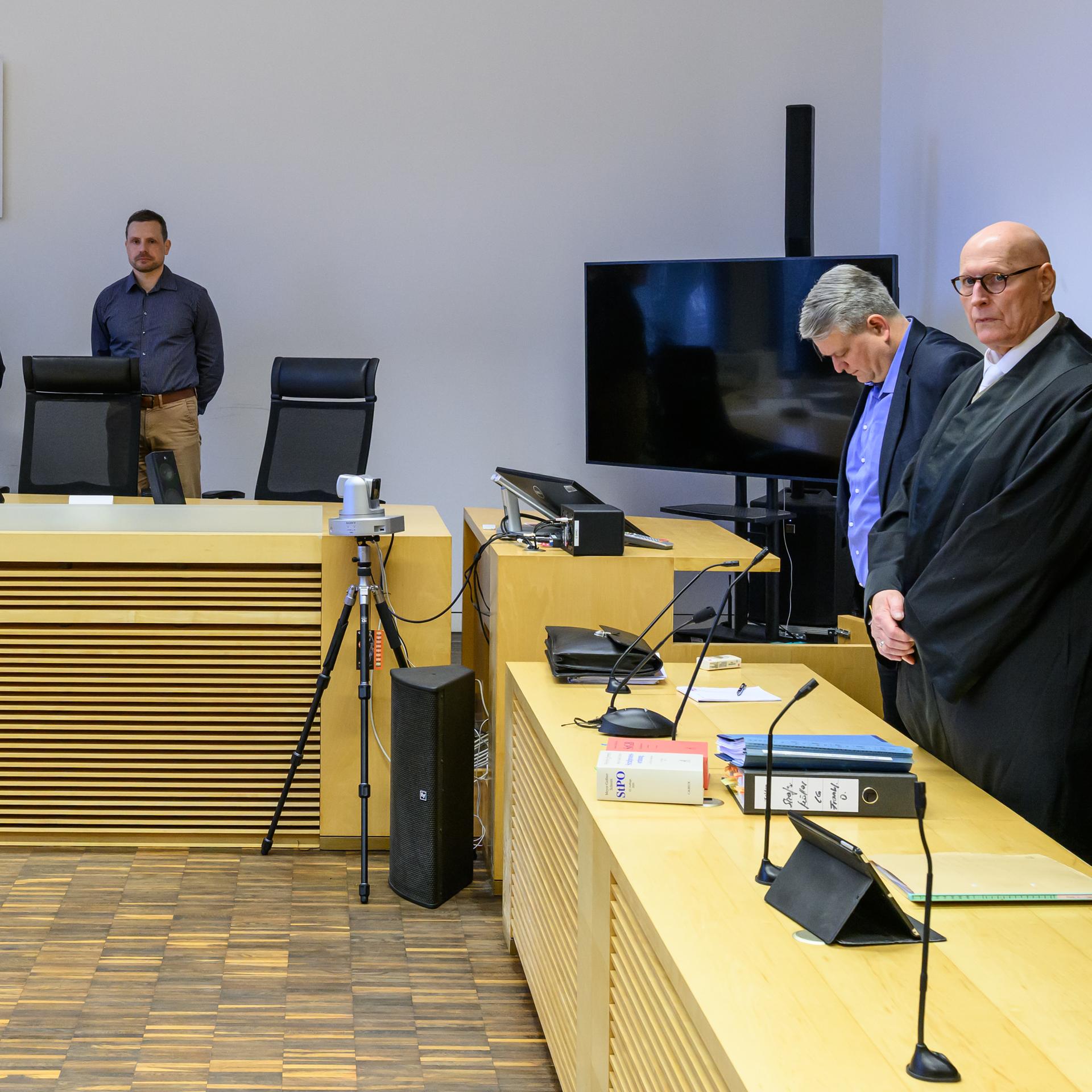 Wilko Möller (2.v.r.), AfD-Landtagsabgeordneter und Vorsitzender der AfD Frankfurt (Oder), steht neben seinem Verteidiger Hans-Christoph Jahr (r) am Landgericht Frankfurt (Oder) wegen des Vorwurfs der Verwendung öffentlich verbotener Kennzeichen. 