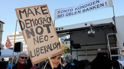 Demonstration gegen die Ungerechtigkeit des Finanzsystems und für mehr Demokratie in München, 15.10.2011
