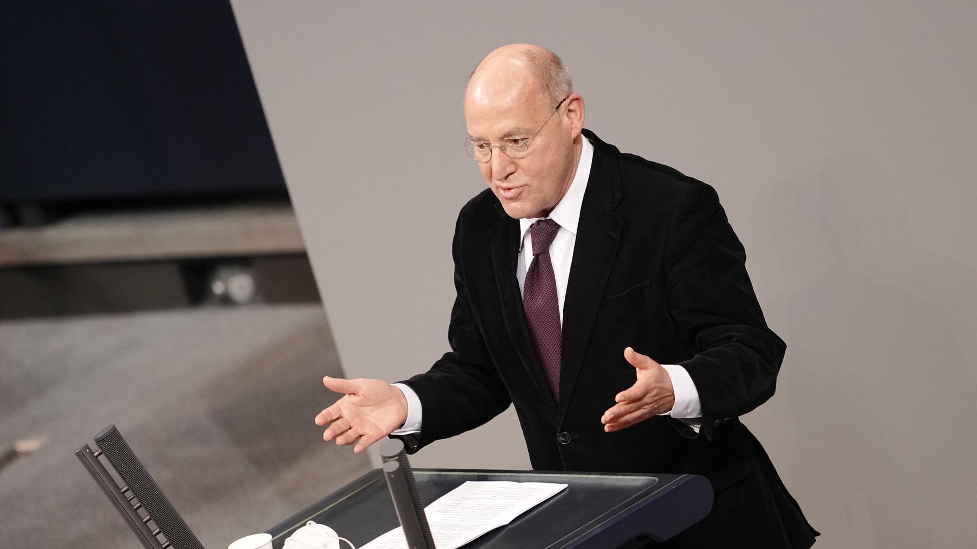 Gregor Gysi bei einer Rede im deutschen Bundestag Gregor Gysi bei einer Rede im deutschen Bundestag