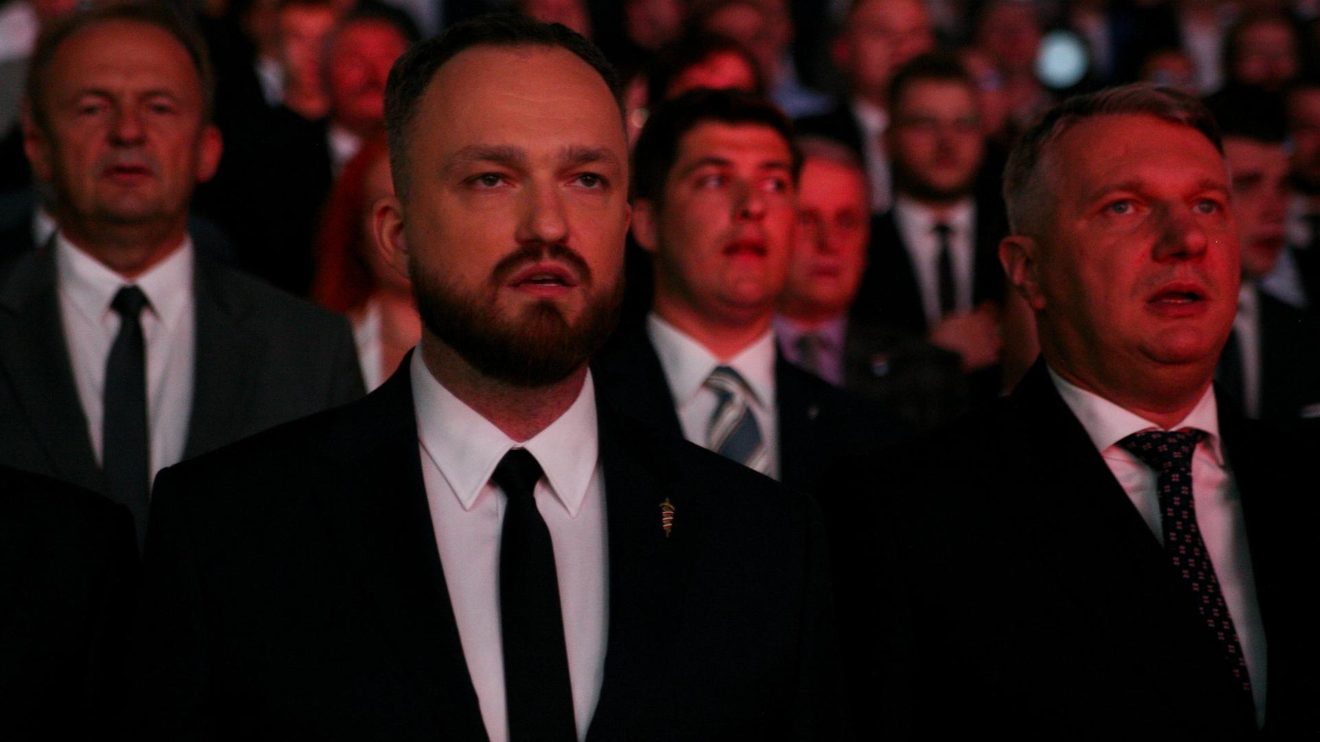 Die Führer der rechtsextremen polnischen Partei Konfederacja - Krzysztof Bosak und Slawomir Mentzen - bei einer Versammlung am 23. September in Kattowitz. 
