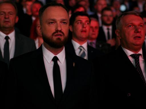 Die Führer der rechtsextremen polnischen Partei Konfederacja - Krzysztof Bosak und Slawomir Mentzen - bei einer Versammlung am 23. September in Kattowitz. 