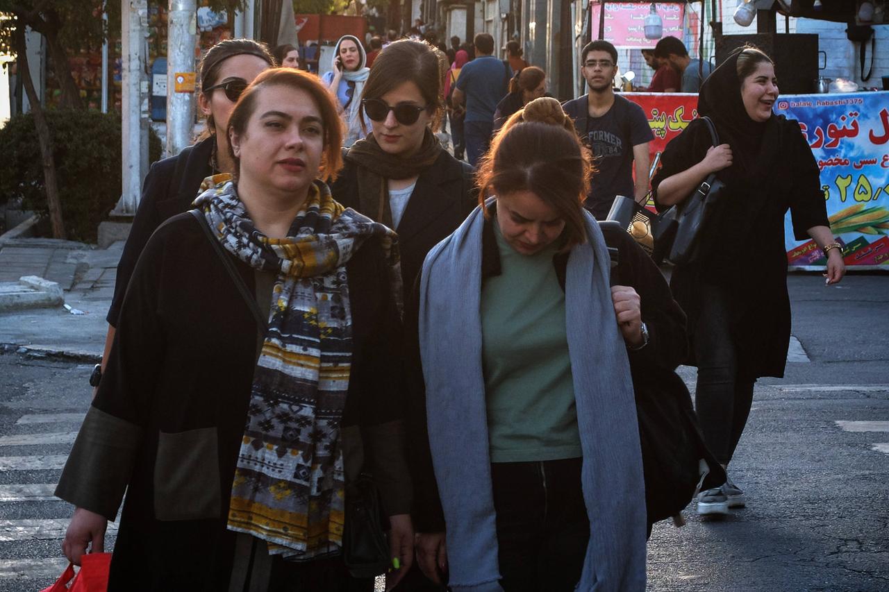Subtiler Widerstand: Frauen gehen ohne das vorgeschriebene Kopftuch durch eine Straße in Teheran