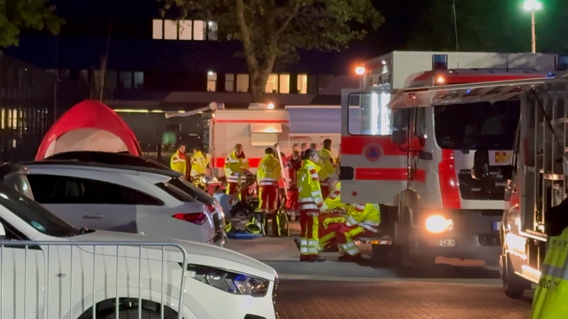 Das Videostandbild zeigt Rettungskräfte im Einsatz nach dem Spiel Hamburger SV - SSV Ulm 1846 vor dem Stadion. Das Videostandbild zeigt Rettungskräfte im Einsatz nach dem Spiel Hamburger SV - SSV Ulm 1846 vor dem Stadion.