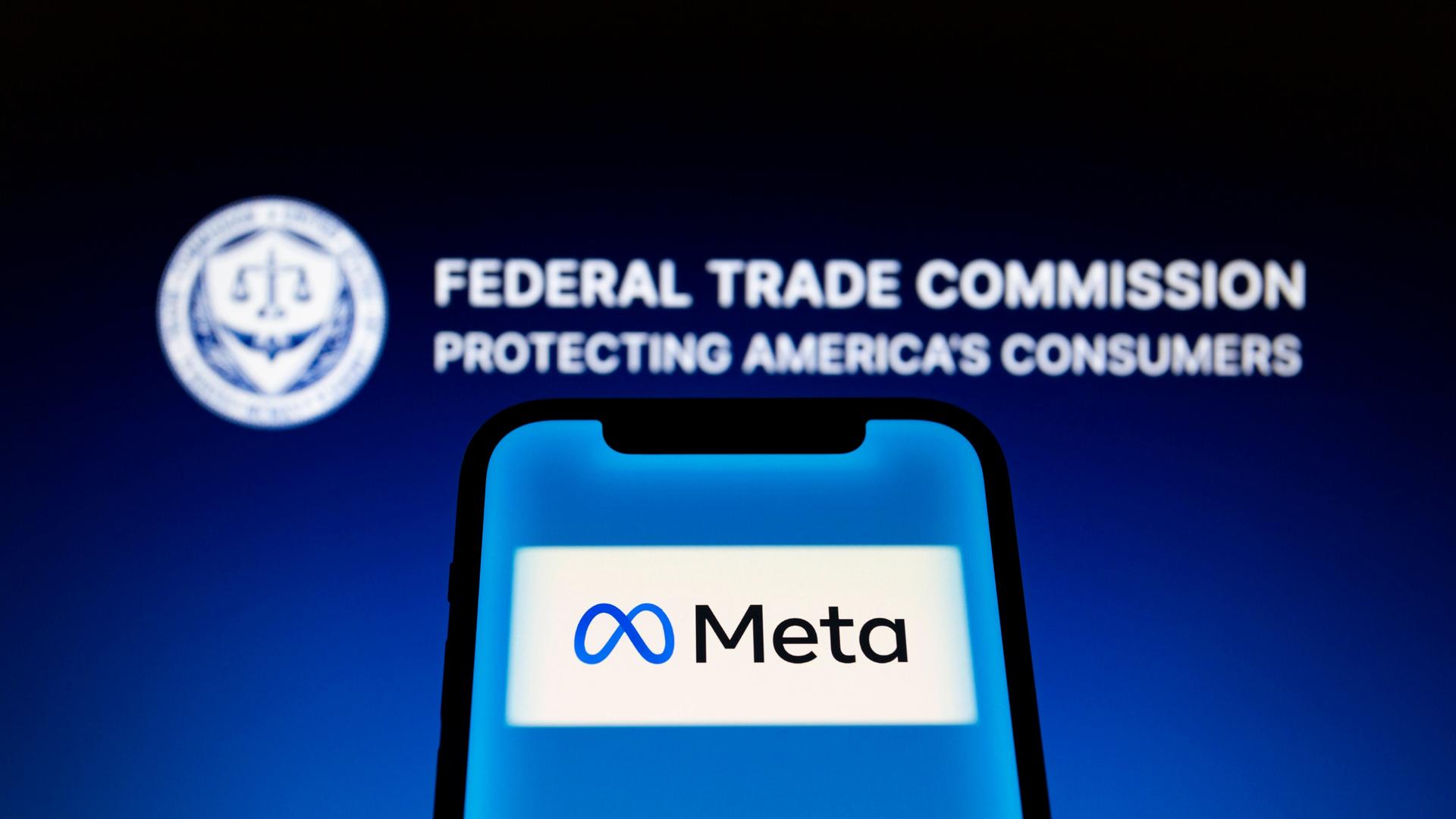 Das Logo des Meta-Konzerns vor dem Schriftzug Federal Trade Commission.