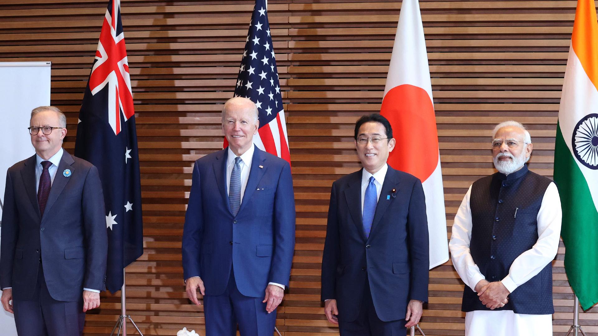 Beim Quad-Gipfel in Tokio posieren Australians Premierminister Anthony Albanese, U.S.-Präsident Joe Biden, Japans Premierminister Fumio Kishida und Indiens Premierminister Narendra Modi vor ihren Landesflaggen