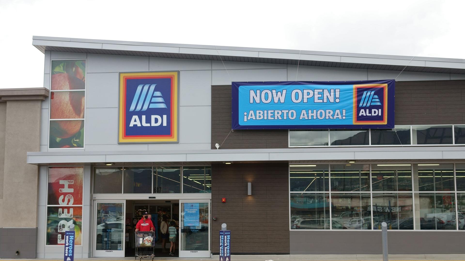 Eine neue Aldi-Filiale in Burbank in den USA mit dem Schild "Now Open!"