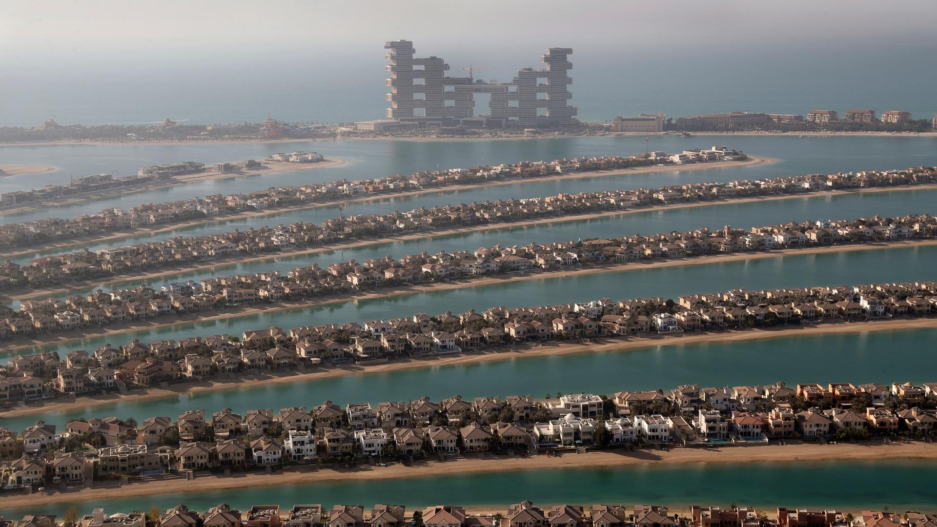 Blick auf die in Palmenform angelegten künstlichen Inseln vor Dubai Blick auf die in Palmenform angelegten künstlichen Inseln vor Dubai