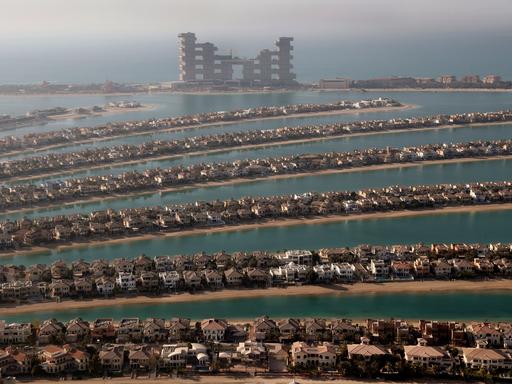 Blick auf die in Palmenform angelegten künstlichen Inseln vor Dubai