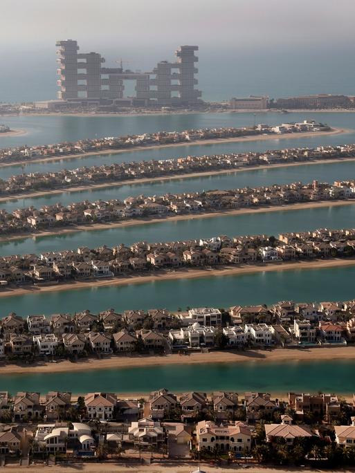 Blick auf die in Palmenform angelegten künstlichen Inseln vor Dubai