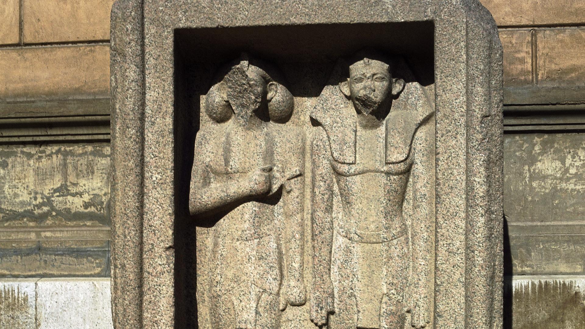 Eine Totenstele aus einer Grabanlage, die ein Pharaonenpaar zeigt, steht vor dem Ägyptischen Museum in Kairo. Eine Totenstele aus einer Grabanlage, die ein Pharaonenpaar zeigt, steht vor dem Ägyptischen Museum in Kairo.
