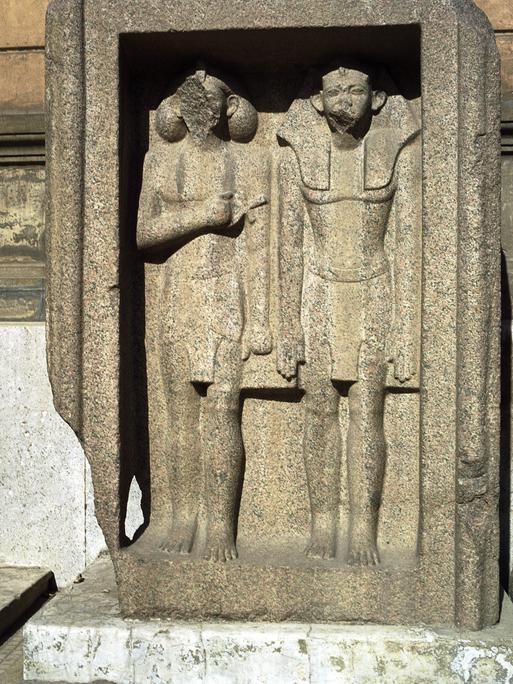 Eine Totenstele aus einer Grabanlage, die ein Pharaonenpaar zeigt, steht vor dem Ägyptischen Museum in Kairo.
