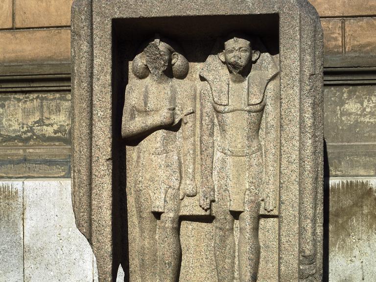 Eine Totenstele aus einer Grabanlage, die ein Pharaonenpaar zeigt, steht vor dem Ägyptischen Museum in Kairo.