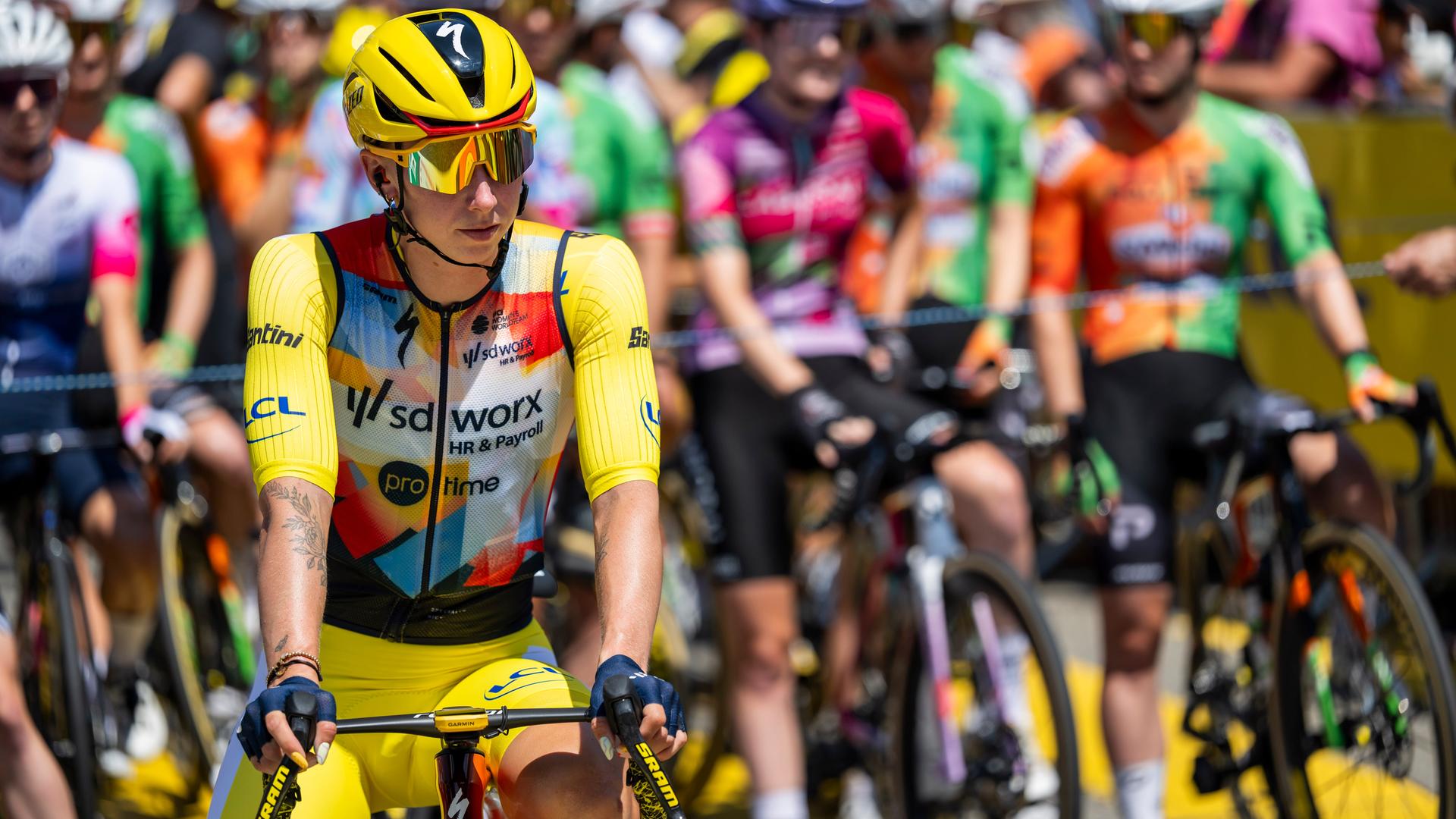 Lorena Wiebes gewinnt auch die zweite Etappe der Tour de France Femmes. Sie sitzt im gelben Trikot auf ihrem Rennrad.
      