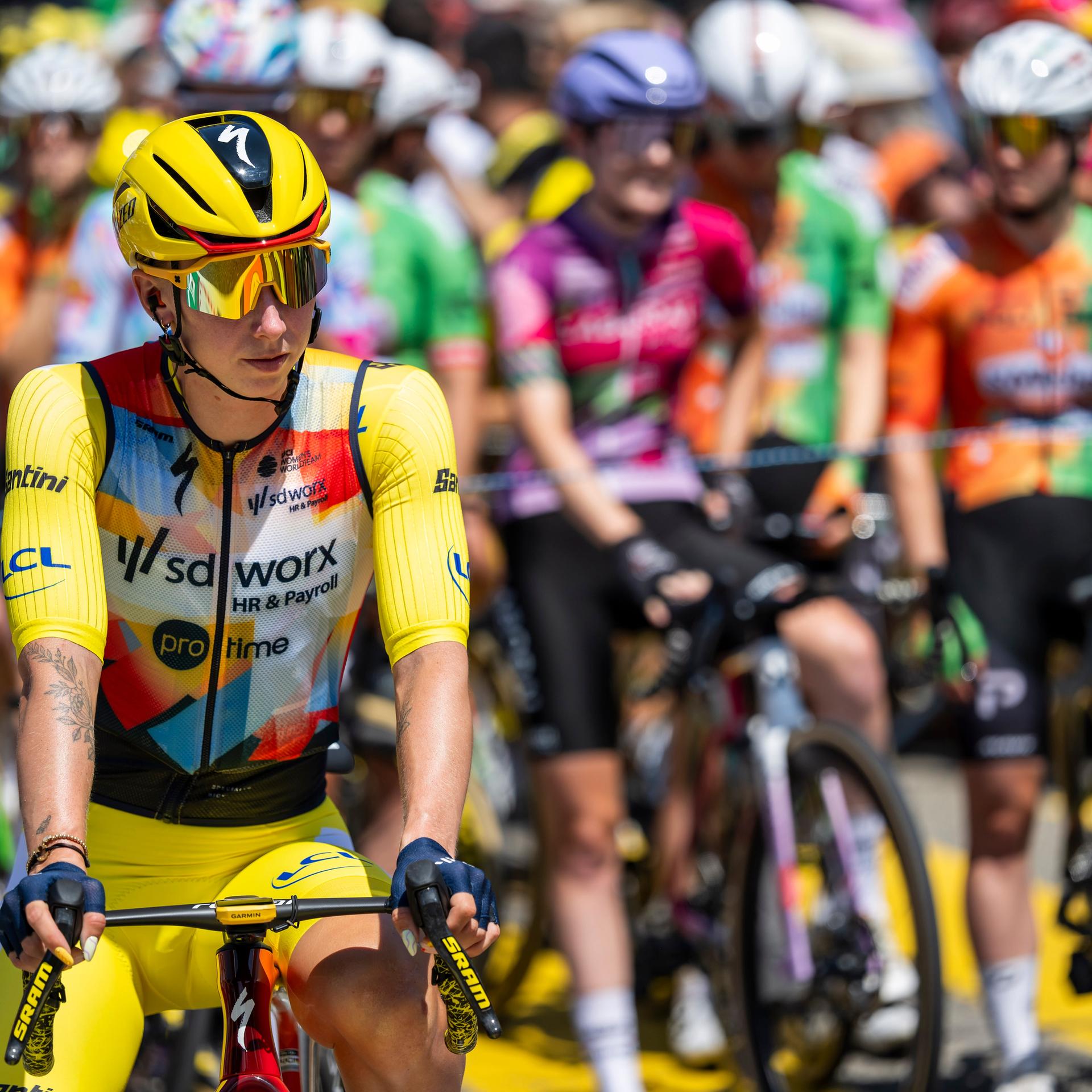Lorena Wiebes gewinnt auch die zweite Etappe der Tour de France Femmes. Sie sitzt im gelben Trikot auf ihrem Rennrad.
