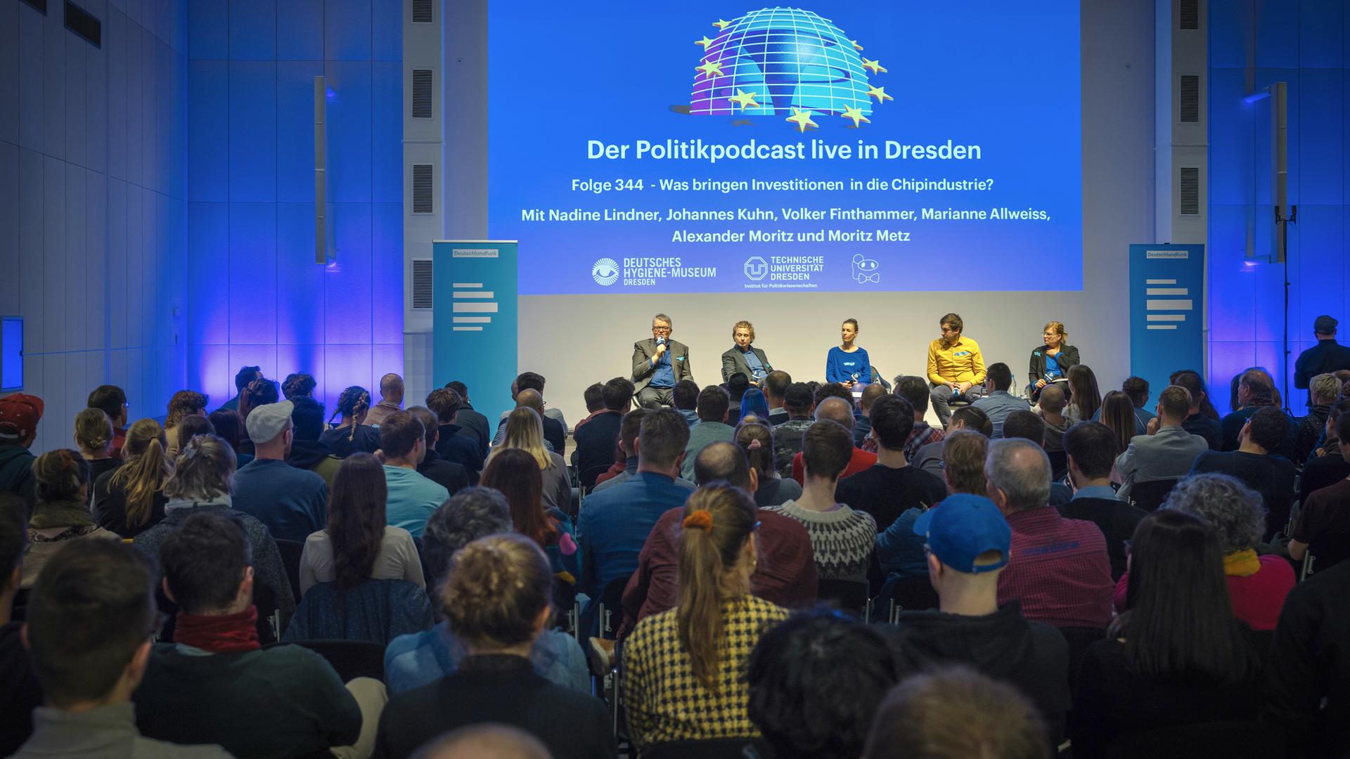Im Martha-Fraenkel-Saal des Deutschen Hygienmuseums Dresden lauschen zweihundert Menschen der Aufzeichnung der neuen Folge des Politikpodcast