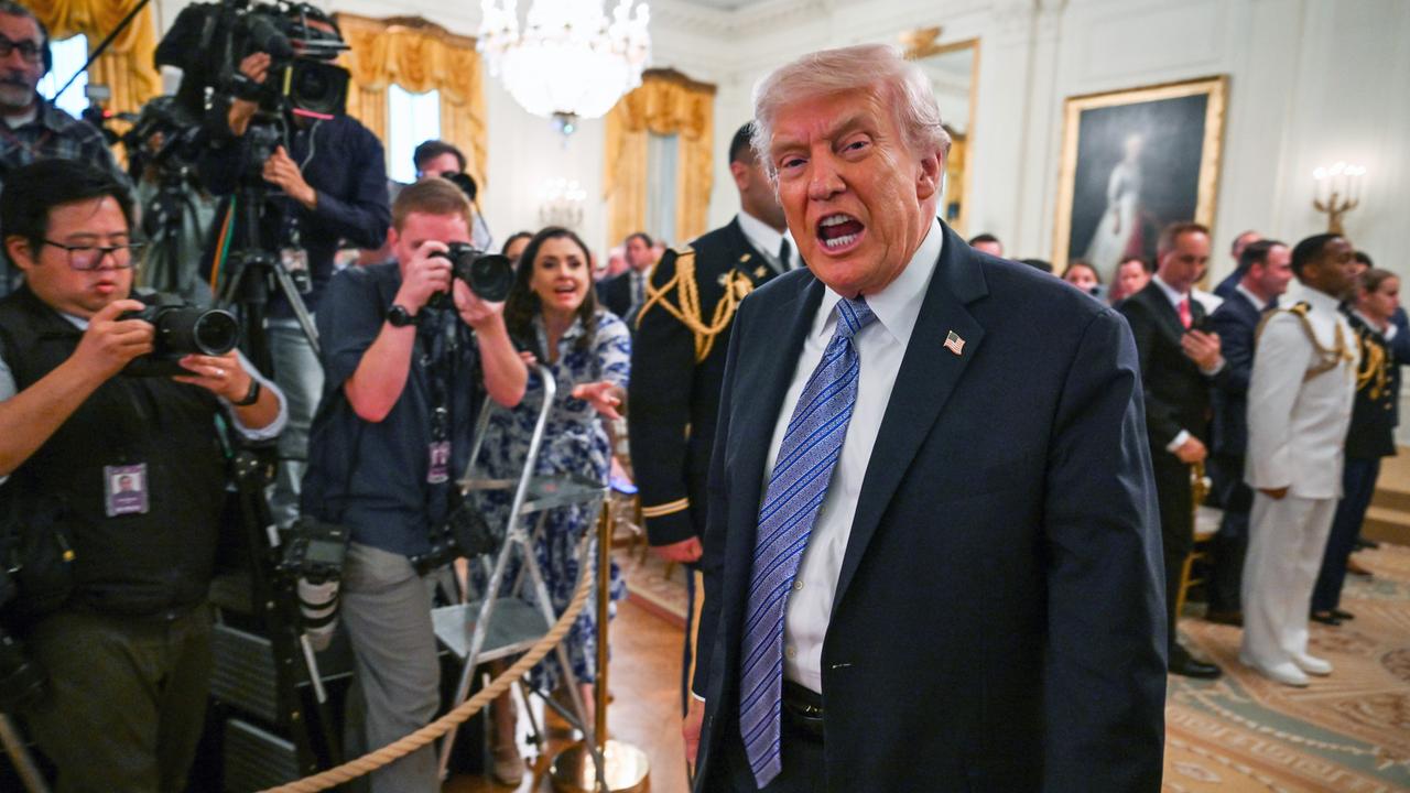 US-Präsident Donald Trump verlässt am 4.5.26 nach einem Treffen mit Kleinunternehmern im Rahmen der "National Small Business Week" den East Room des Weißen Hauses in Washington, DC, USA.