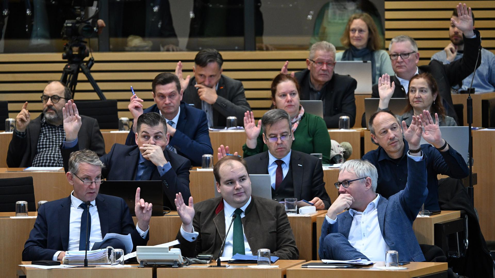 AfD-Abgeornete heben die Hand zur Abstimmung während der Sitzung des Thüringer Landtags. Bei einer möglichen Abstimmung über das Waldgesetz könnte zum zweiten Mal nach der umstrittenen Senkung der Grunderwerbsteuer mit den Stimmen von FDP und CDU sowie der in Thüringen als rechtsextrem eingestuften AfD ein Gesetz geändert werden. Ob über den Gesetzentwurf der FDP letztlich abgestimmt wird, ist aber noch nicht sicher.