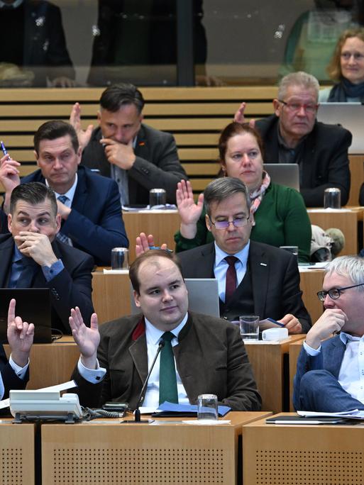 AfD-Abgeornete heben die Hand zur Abstimmung während der Sitzung des Thüringer Landtags. Bei einer möglichen Abstimmung über das Waldgesetz könnte zum zweiten Mal nach der umstrittenen Senkung der Grunderwerbsteuer mit den Stimmen von FDP und CDU sowie der in Thüringen als rechtsextrem eingestuften AfD ein Gesetz geändert werden. Ob über den Gesetzentwurf der FDP letztlich abgestimmt wird, ist aber noch nicht sicher.
