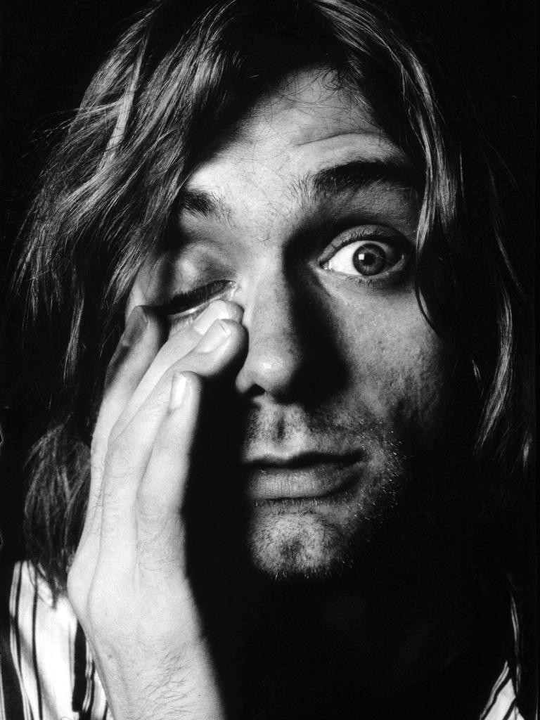 Kurt Cobain blickt in die Kamera, das rechte Auge ist geschlossen.