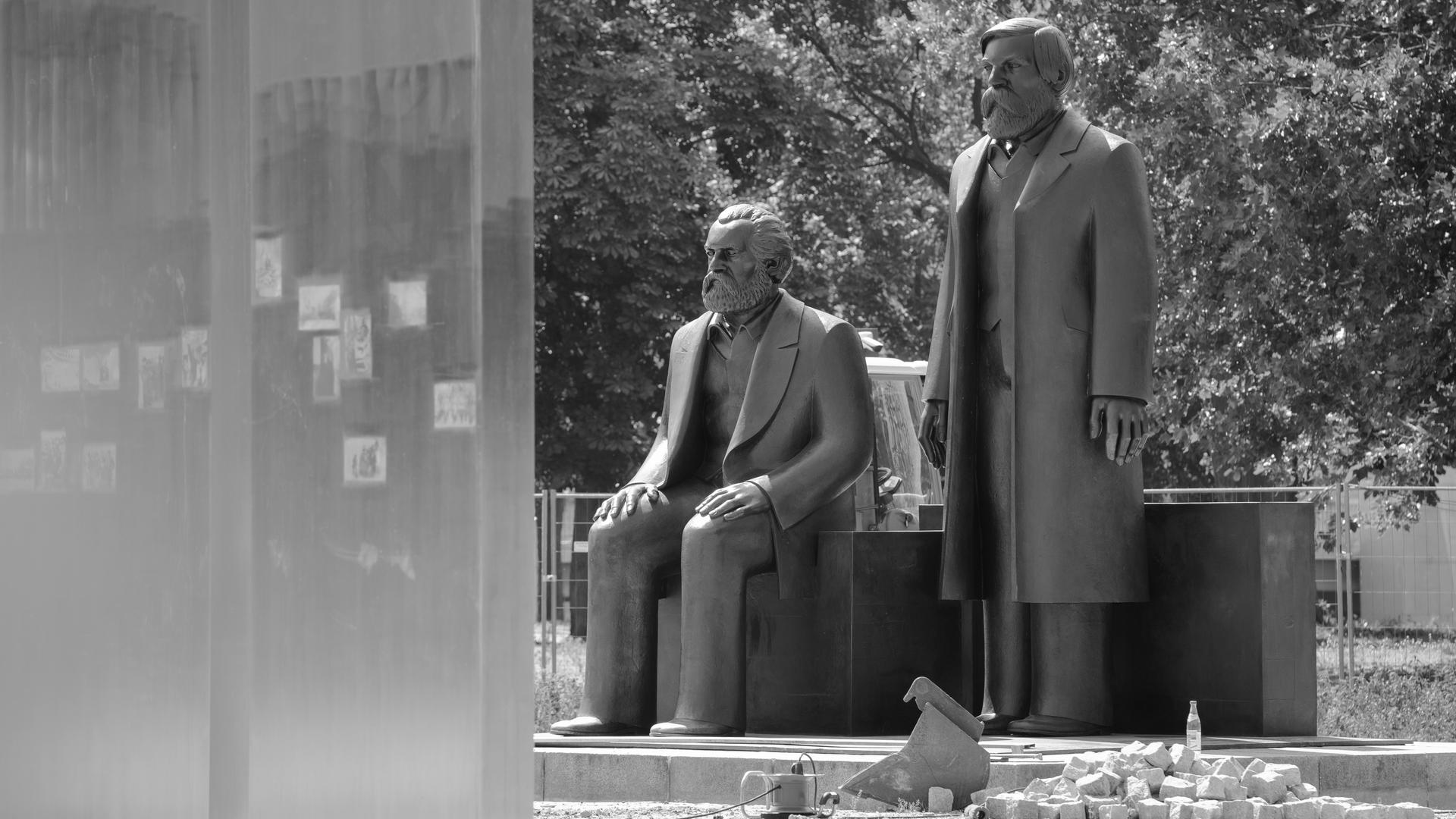 Das Marx-Engels-Denkmal in Berlin. Die Stelen stehen daneben.