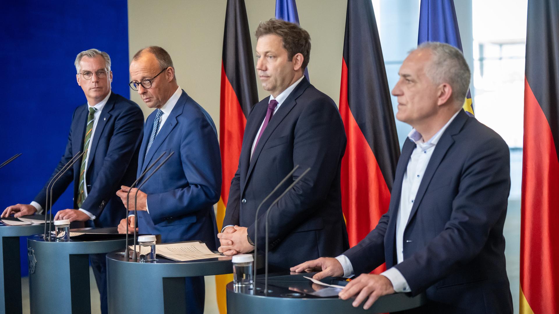 Bundeskanzler Friedrich Merz nimmt neben Lars Klingbeil, Bundesminister der Finanzen, Gunnar Groebler, Präsident der Wirtschaftsvereinigung Stahl, und Jürgen Kerner, 2. Vorsitzender der IG Metall, an der Pressekonferenz nach dem "Stahlgipfel" teil.