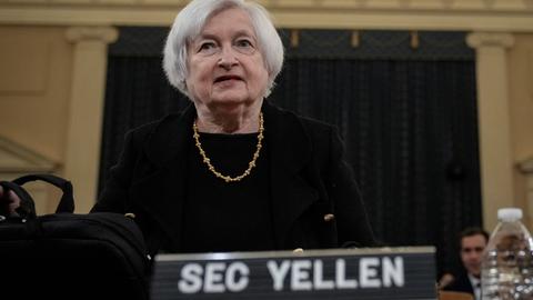 Finanzministerin Janet Yellen sitzt im weißen Haus an einem Pult. Vor ihr steht ein Namensschild mit der Aufschrift "Sec Yellen".