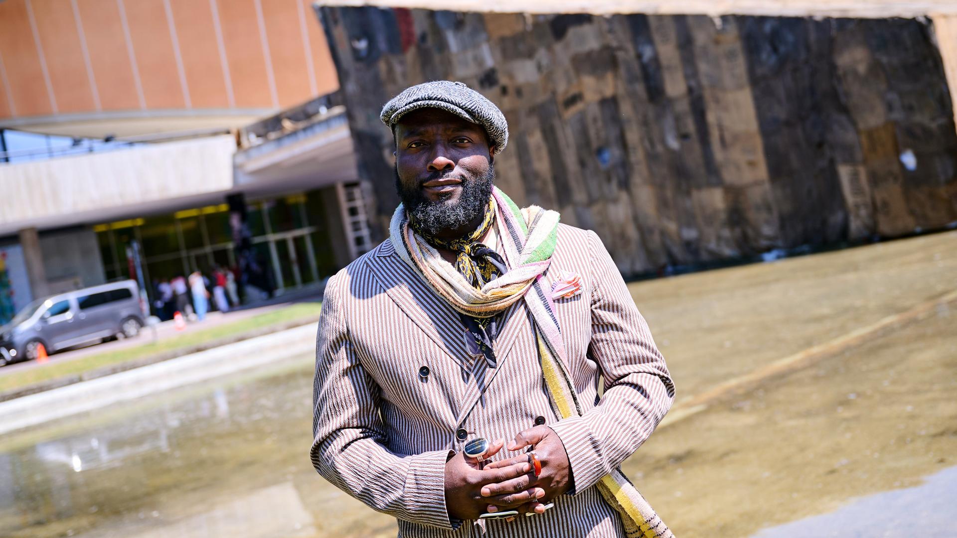 Bonaventure Soh Bejeng Ndikung, Intendant des Hauses der Kulturen der Welt, steht vor dem Haus der Kulturen der Welt in Berlin.