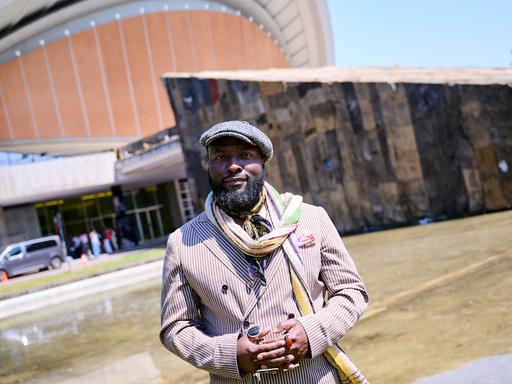 Bonaventure Soh Bejeng Ndikung, Intendant des Hauses der Kulturen der Welt, steht vor dem Haus der Kulturen der Welt in Berlin.