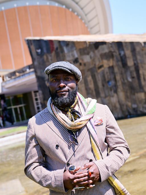 Bonaventure Soh Bejeng Ndikung, Intendant des Hauses der Kulturen der Welt, steht vor dem Haus der Kulturen der Welt in Berlin.