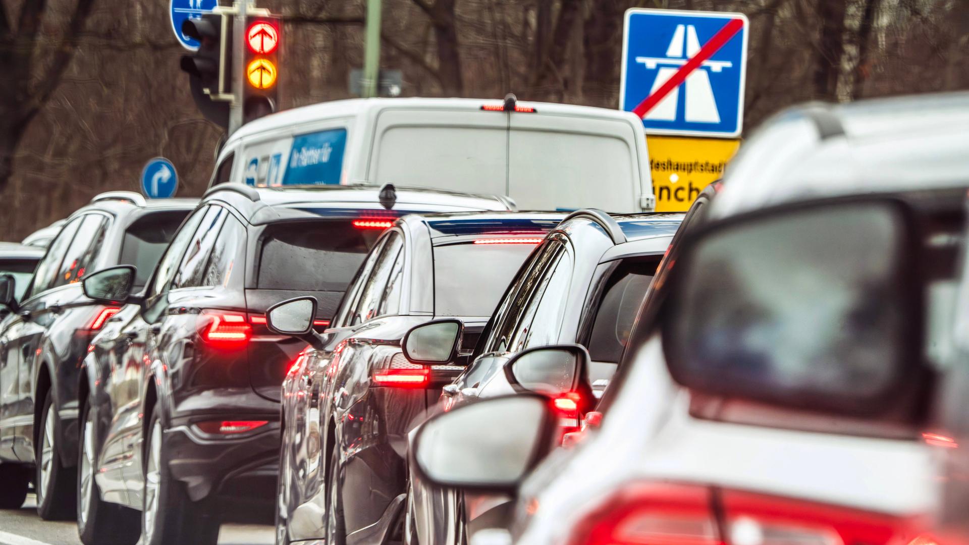 Mehrere Autos fahren hintereinander auf einer Straße in München Ramersdorf. Mehrere Autos fahren hintereinander auf einer Straße in München Ramersdorf.