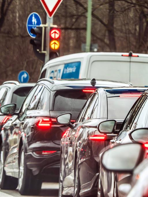 Mehrere Autos fahren hintereinander auf einer Straße in München Ramersdorf.