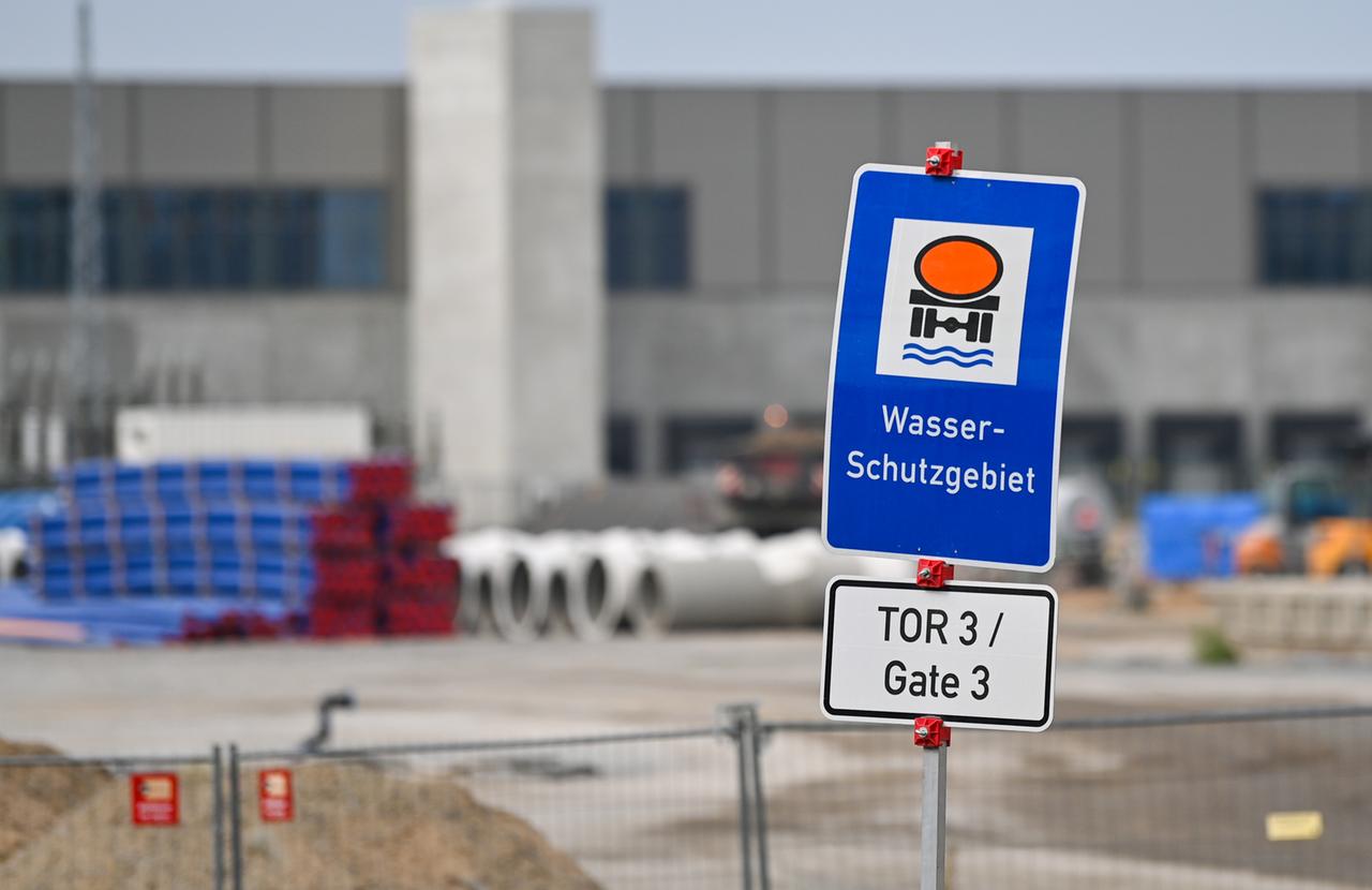 «Wasser-Schutzgebiet» steht auf auf einem Schild zur Zufahrt zum Baugelände der Tesla Gigafactory östlich von Berlin. 