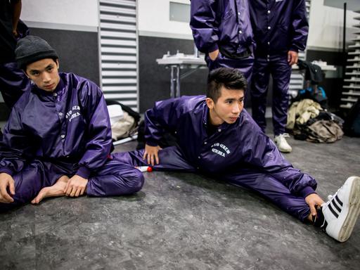 Tänzer aus China wärmen sich am 29.10.2016 in Essen (Nordrhein-Westfalen) vor dem Finale im Breakdance-Wettbewerb "Battle of the year" Backstage auf. Foto: Maja Hitij/dpa (zu dpa "Breakdance-Gruppen aus aller Welt präsentieren sich in Essen" vom 30.10.2016) ++