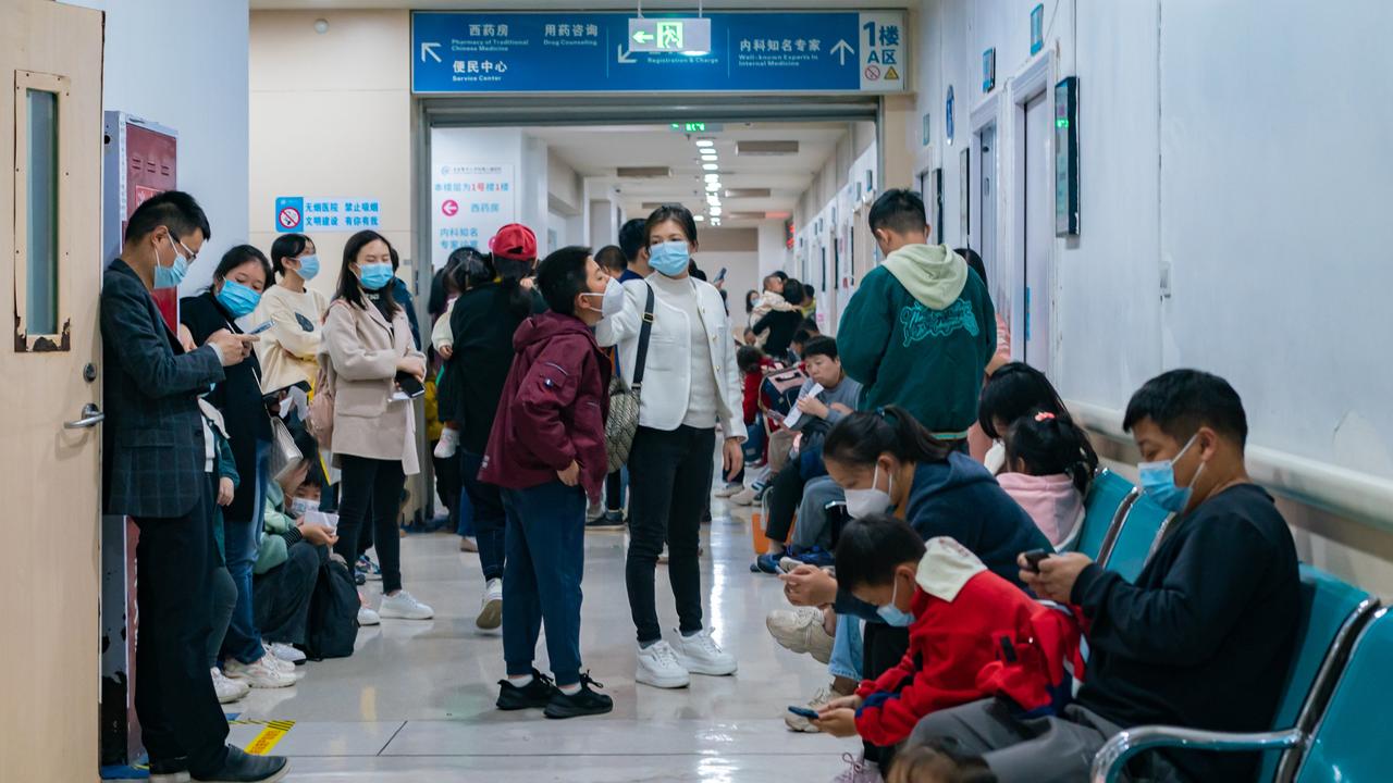 Chongqing in China: Eltern mit ihren erkrankten Kindern in einem Krankenhaus.