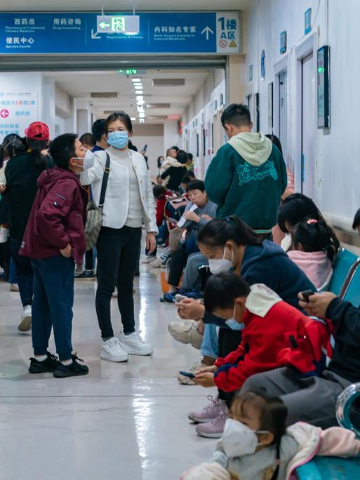 Chongqing in China: Eltern mit ihren erkrankten Kindern in einem Krankenhaus.