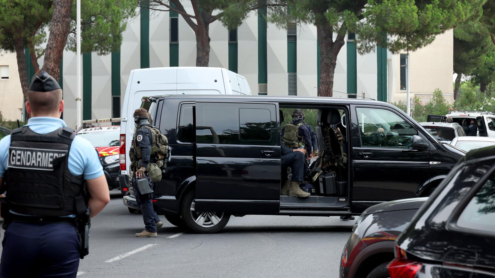 Das Bild zeigt Polizisten und Polizeifahrzeuge vor der Synagoge in der französischen Stadt La Grande-Motte. Dort gab es einen Brandanschlag.