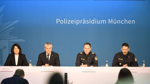 München: Gabriele Tilmann (l-r), Leitende Oberstaatsanwältin, Guido Limmer, Polizeivizepräsident, Christian Huber, Polizeivizepräsident und Thomas Schelshorn, Pressesprecher PP München, geben eine Pressekonferenz. 