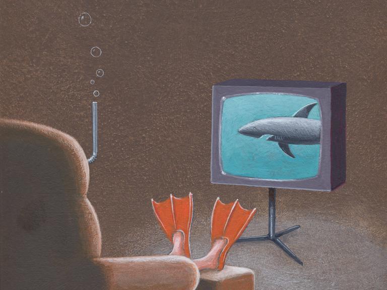 Illustration: Ein Hai schwimmt auf einem TV Bildschirm und im Sessel sitzt jemand träge mit Strohhalm im Mund und Schwimmflossen an den Füssen.