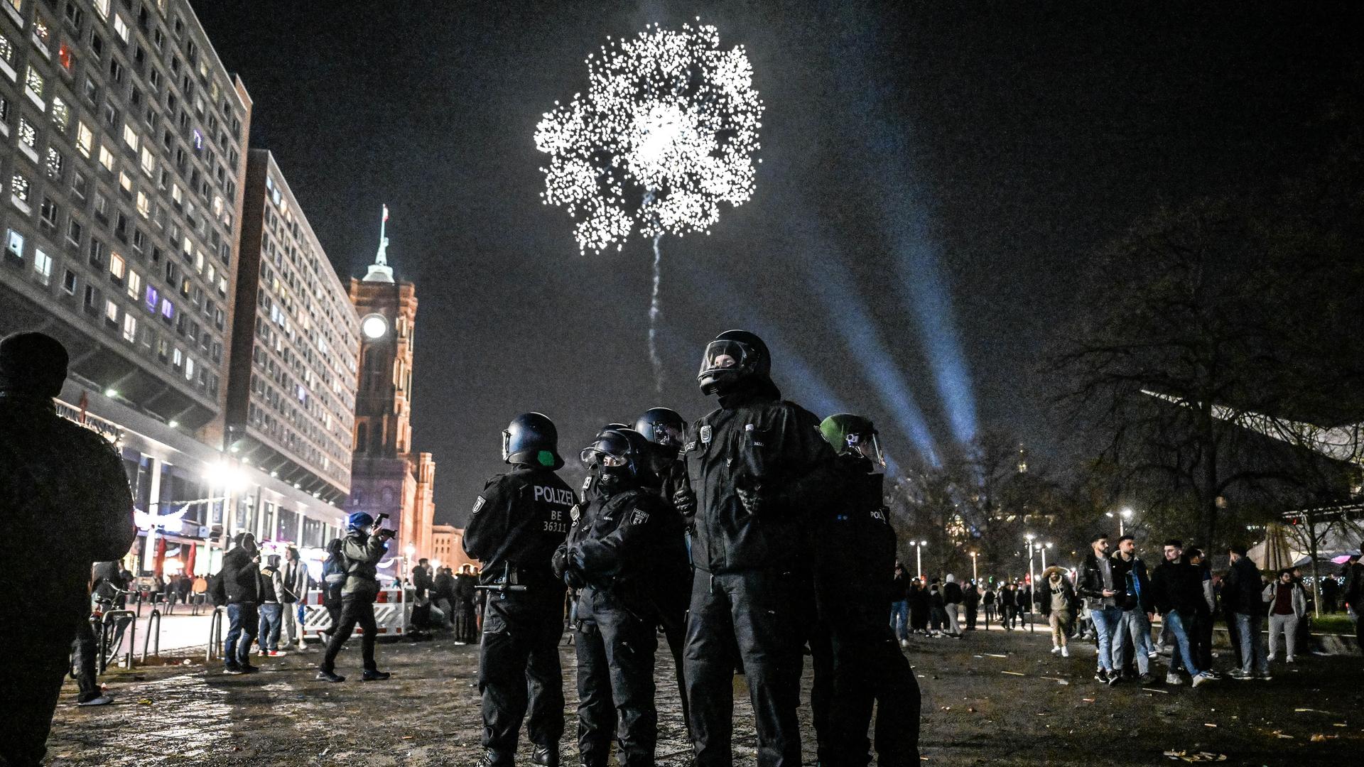 Mehrere Polizisten sind im Einsatz an Silvester 2023 / 2024 am Alexanderplatz in Berlin.