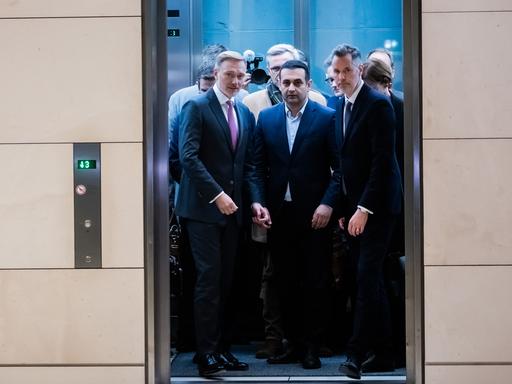 FDP-Chef Christian Lindner (FDP, l-r), mit FDP-Generalsekretär Bijan Djir-Sarai und Christian Dürr, Vorsitzender der FDP-Bundestagsfraktion im geöffneten Aufzug. 