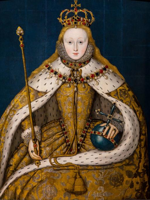 Das Gemälde der Queen Elizabeth I um 1600 von einem unbekannten Künstler zeigt sie in einem üppigen, goldenen Kleid voller Perlen und Steinen, Pelzbesatz und hohem Kragen mit Krone und Zepter.