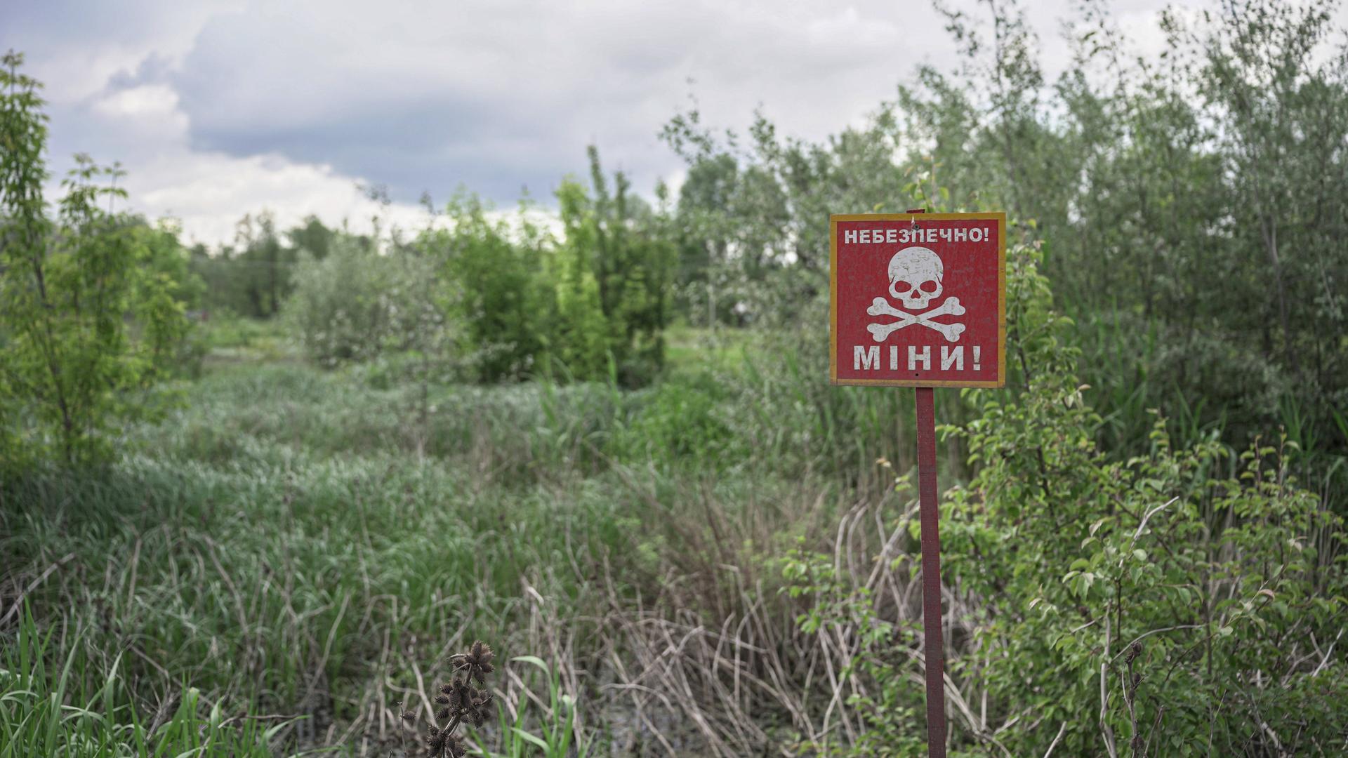Ein Schild in der Ukraine warnt vor Minen. Ein Schild in der Ukraine warnt vor Minen.