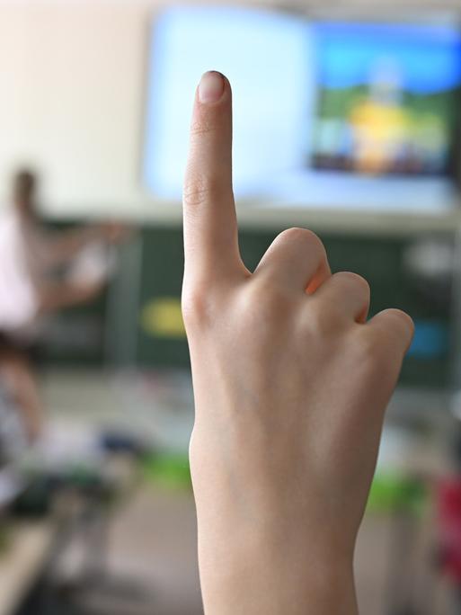 Kinder melden sich in der Schule