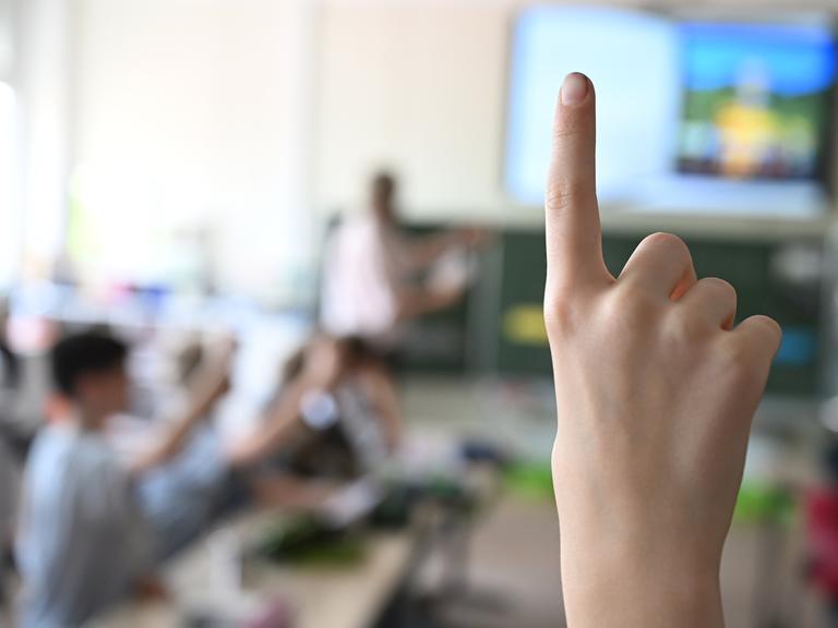 Kinder melden sich in der Schule